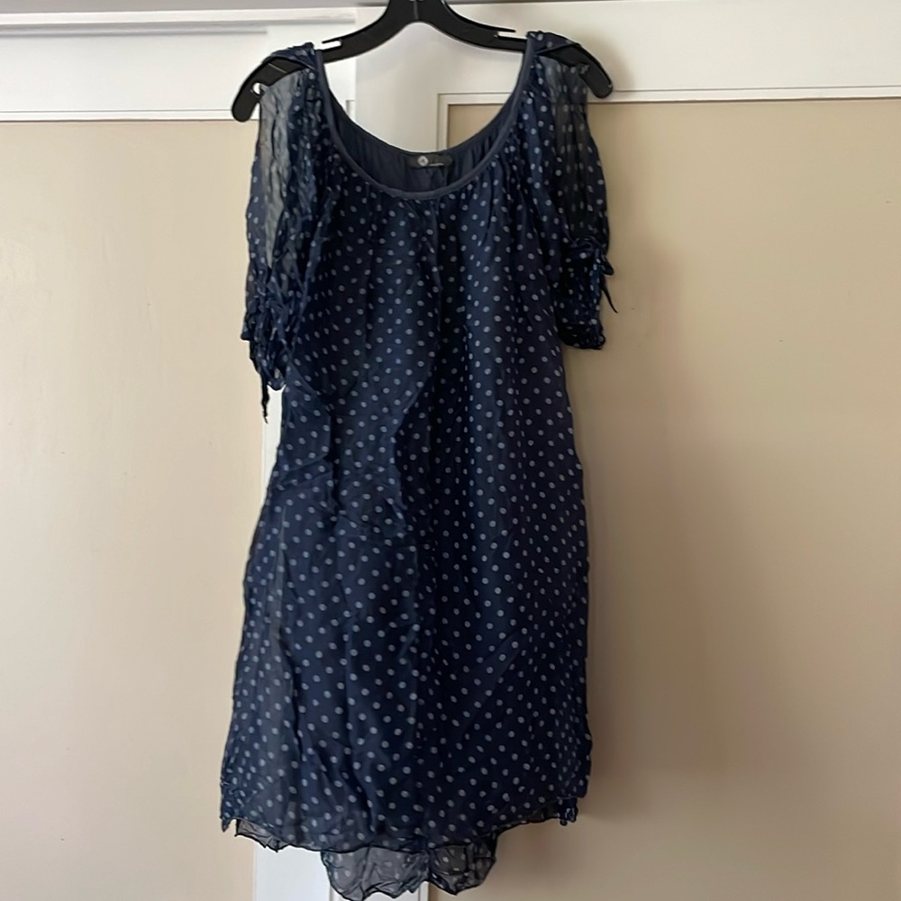 Simple Italian dress that works belted or as maternity